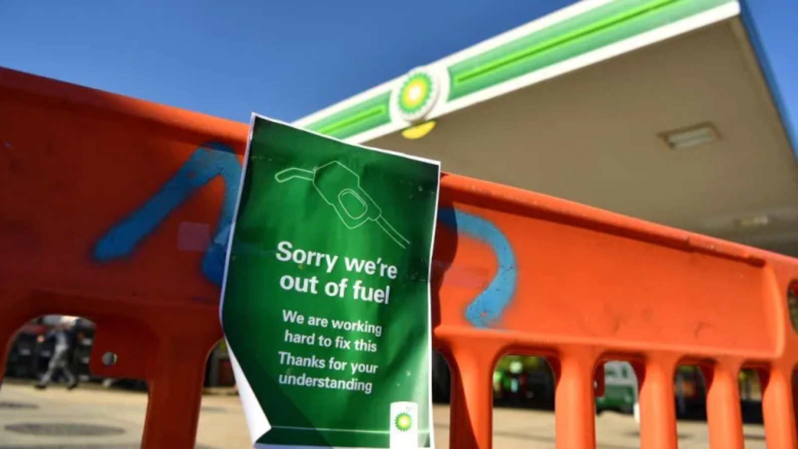 لافتة خارج محطة وقود BP في هيلدينبورو، جنوب شرق إنكلترا، تشير إلى أن المحطة مغلقة بسبب نقص الوقود. الجمعة في 24 أيلول/ سبتمبر 2021.