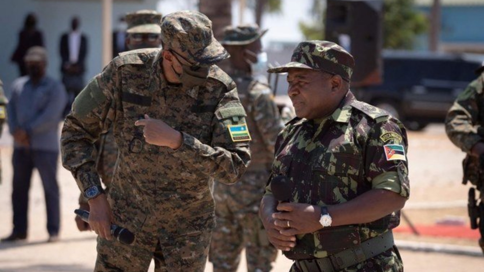 رئيس موزمبيق فيليبي نيوسي (يمين) ورئيس رواندا بول كاغامي، وكلاهما يرتديان إرهاقًا عسكريًا، شوهدوا في 24 أيلول/سبتمبر 2021 في بيمبا، مقاطعة كابو ديلجادو، موزمبيق.