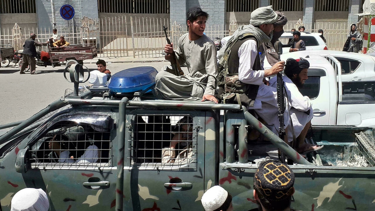 عناصر طالبان في دورية في شوارع كابول في أفغانستان. 