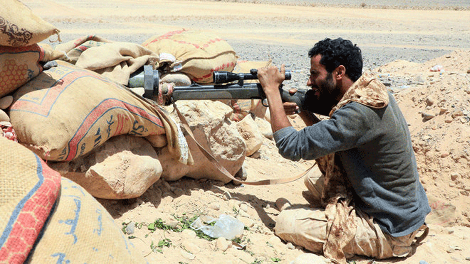 مقاتل موال للحكومة الشرعية في اليمن يتخذ موقفا ضد المتمردين الحوثيين في مأرب