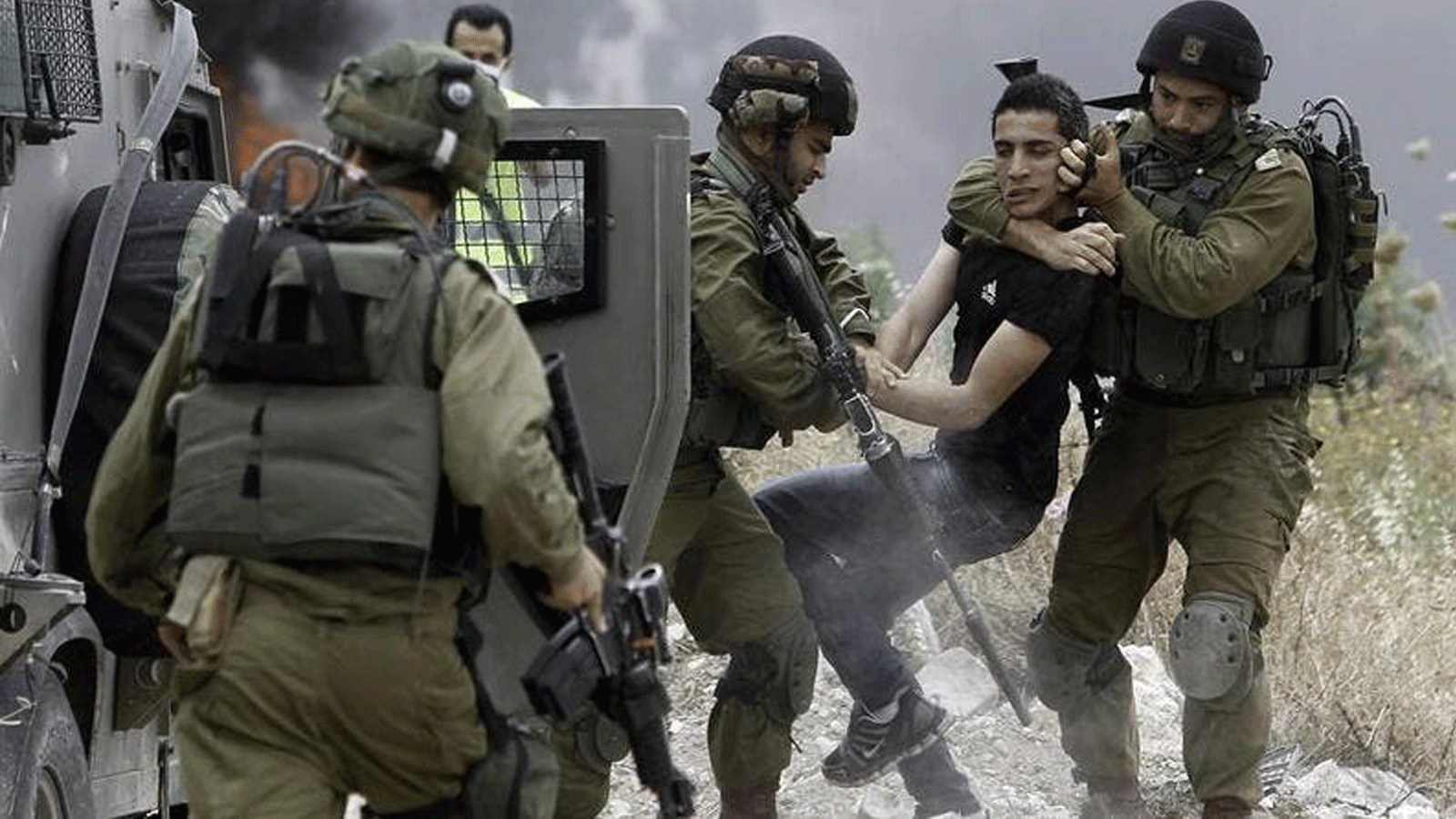 قوات الأمن الإسرائيلية تعتقل شاباً فلسطينياً بعنف خلال مواجهات بالضفة الغربية