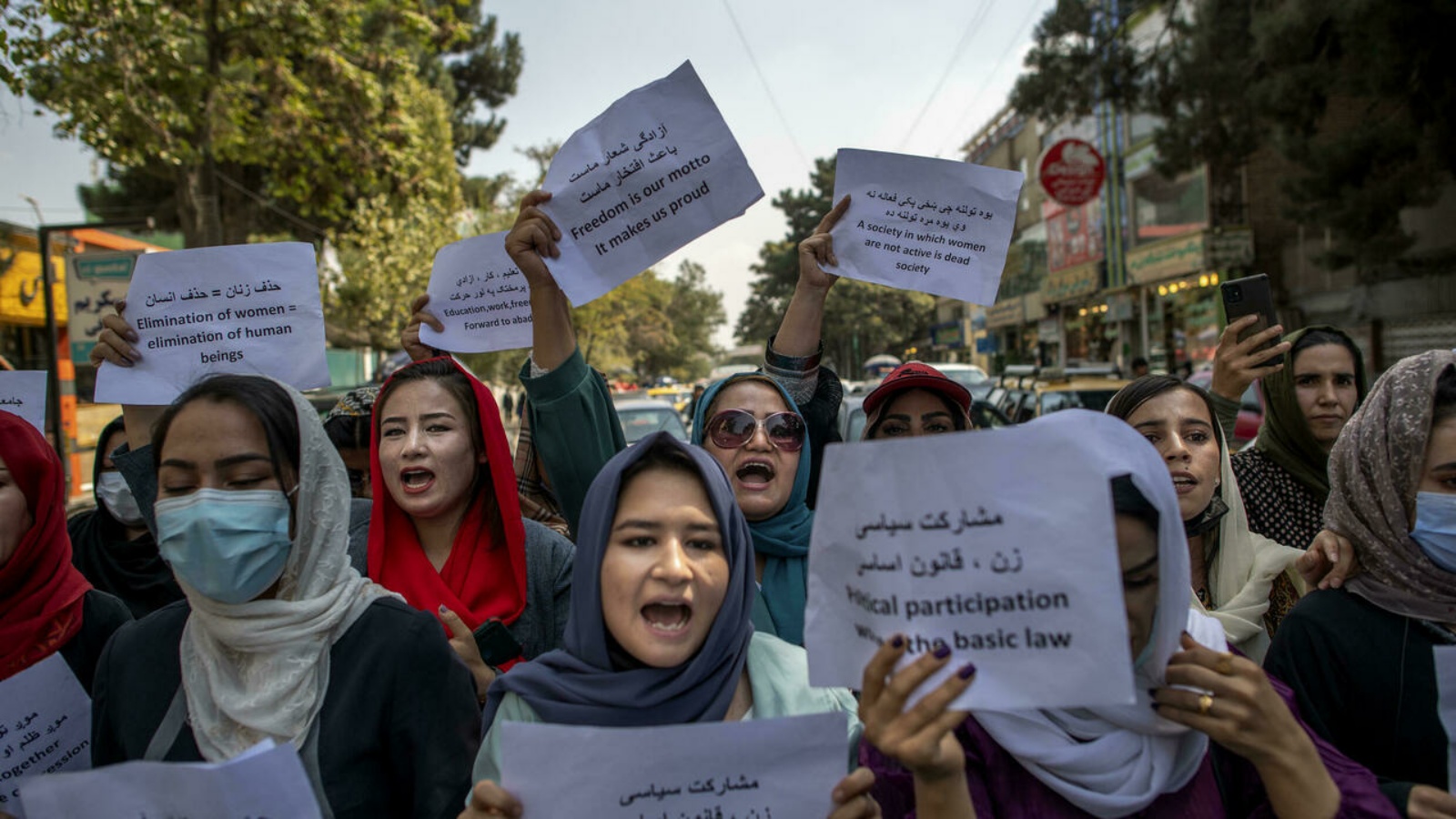 حوالى 12 امرأة أفغانية قمنَ باحتجاج لفترة وجيزة أمام وزارة شؤون المرأة القديمة، والتي تم استبدالها الآن بإدارة اكتسبت سمعة سيئة لتطبيقها عقيدة إسلامية صارمة. في 26 أيلول/ سبتمبر 2021.