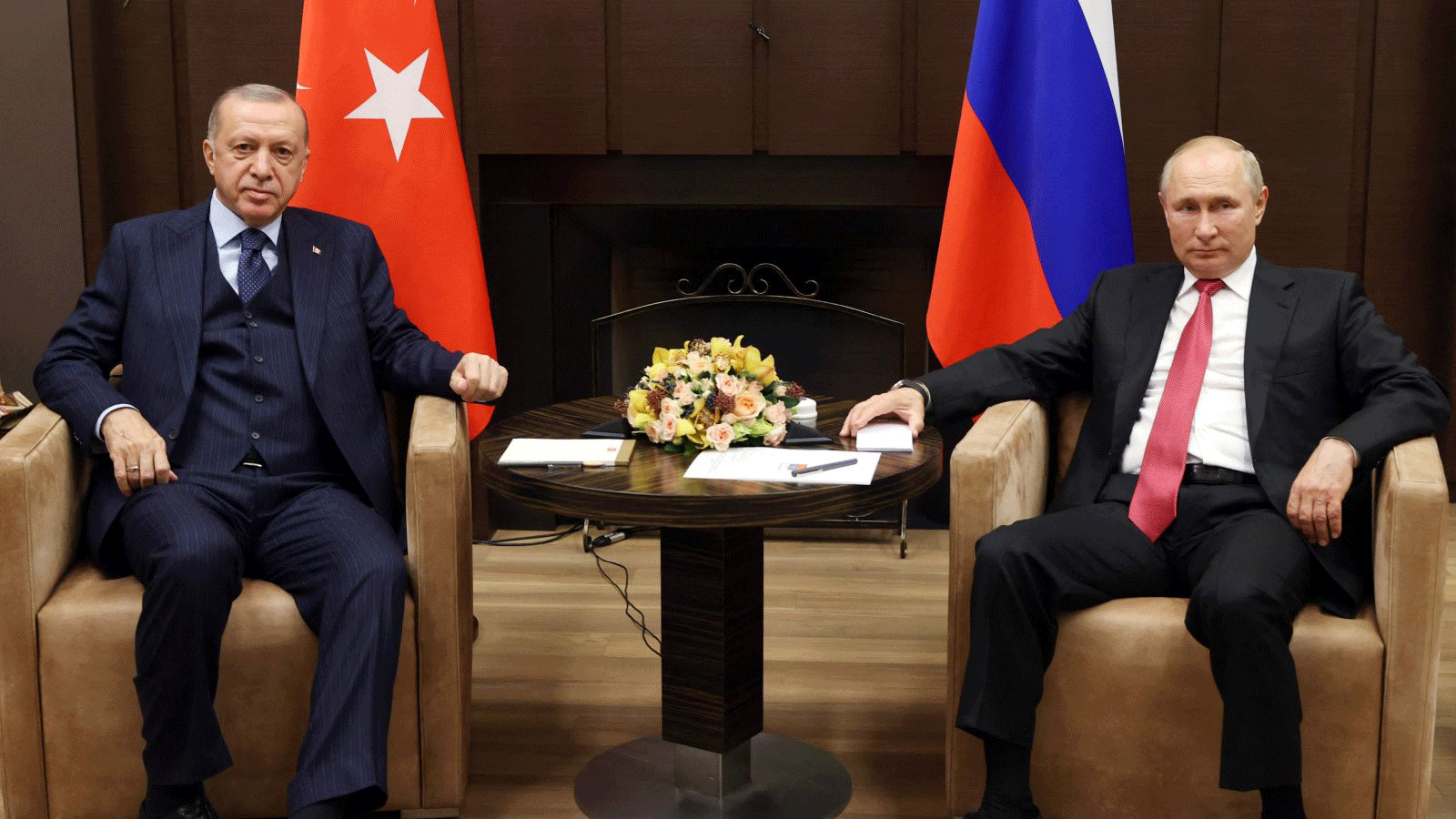 الرئيس التركي رجب طيب أردوغان (إلى اليسار) والرئيس الروسي فلاديمير بوتين في لقطة قبيل اجتماعهما في سوتشي، روسيا. 29 أيلول/ سبتمبر 2021.