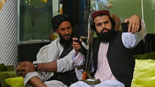 عنصران من طالبان يلتقطان صورة سلفي في كابول