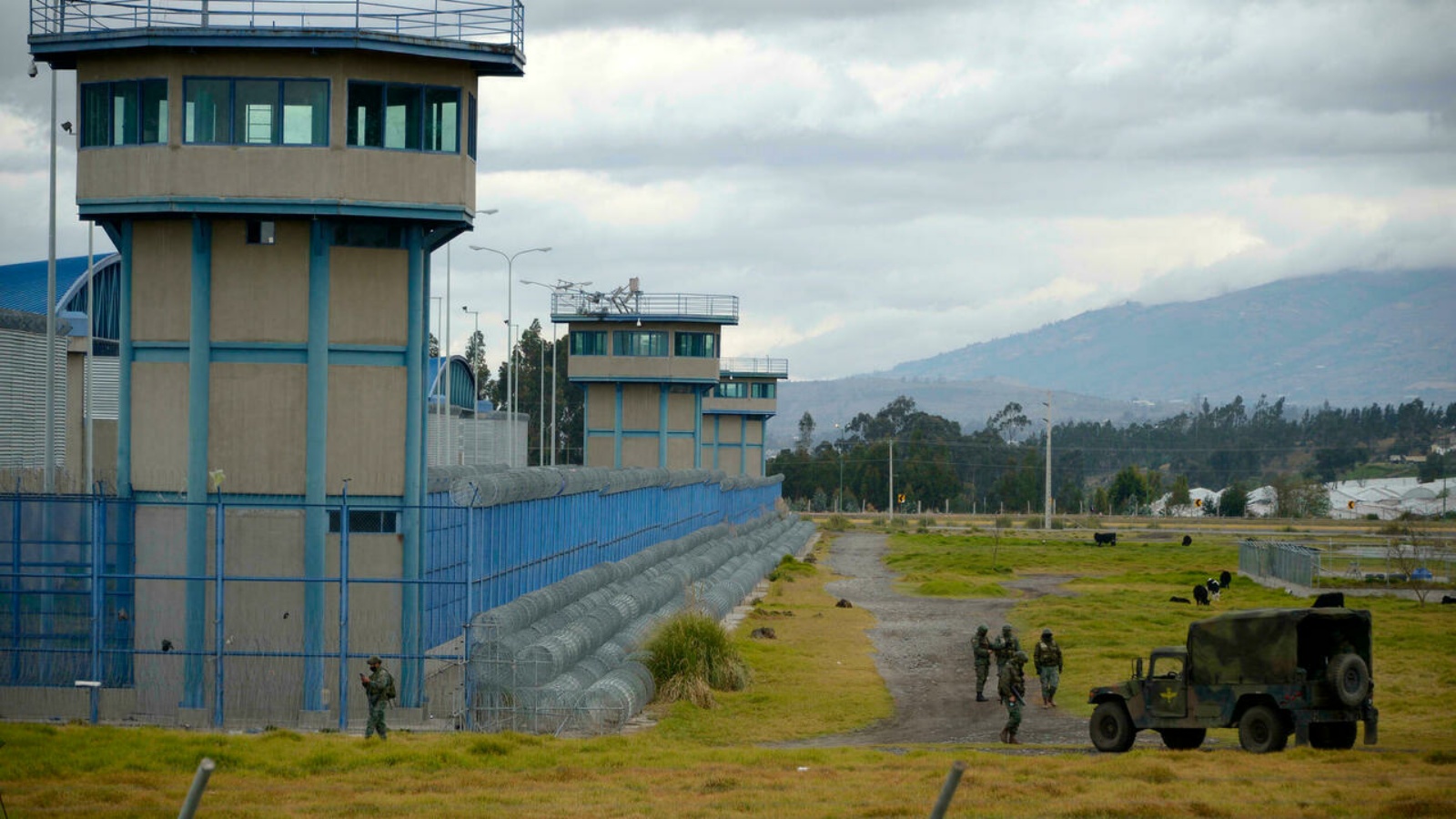 جنود يقومون بدوريات في محيط سجن سييرا سنترو نورتي في لاتاكونغا، الإكوادور، بعد أعمال شغب مميتة في سجنين آخرين.