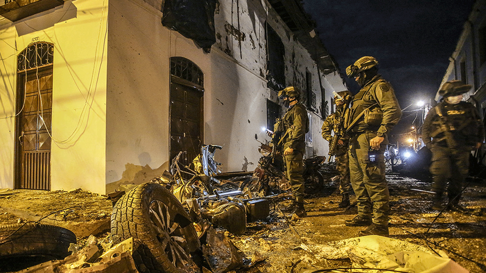 الشرطة تتفقد الأضرار الناجمة عن انفجار أمام مكتب كورينتو مايور، مقاطعة كاوكا في كولومبيا، في 26 آذار/ مارس 2021