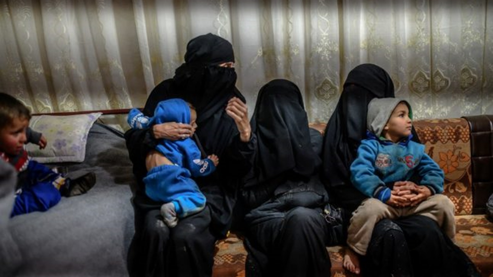 امرأتان فرنسيتان محتجزتان فرتا من آخر جيب لتنظيم الدولة الإسلامية في سوريا تجلسان مع أطفالهما. (أرشيفية)