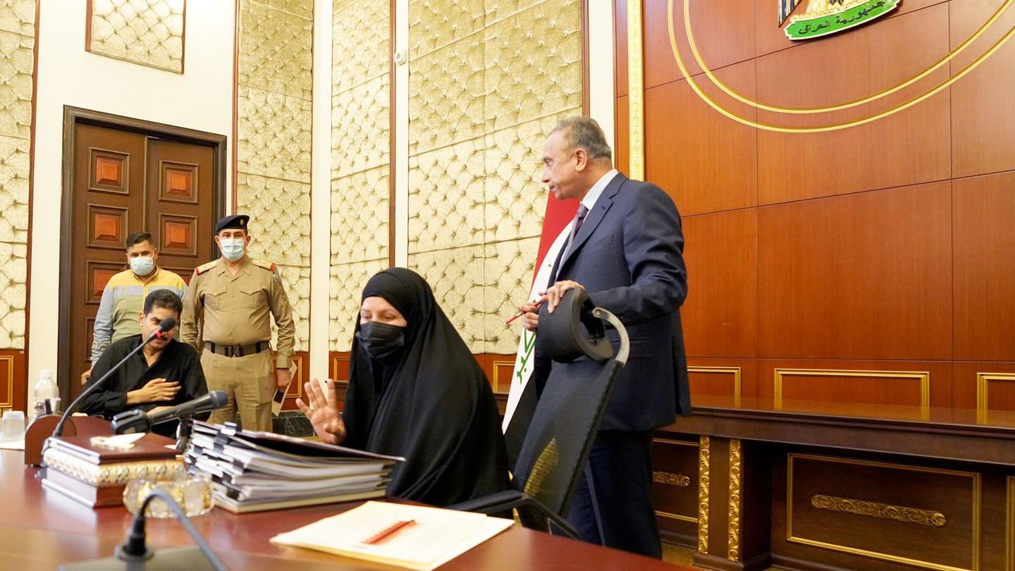 الكاظمي متخليا الخميس 30 ايلول سبتمبر 2021 عن كرسي رئاسة الحكومة الى والدة ثلاثة عسكريين جرحى (رئاسة الحكومة)