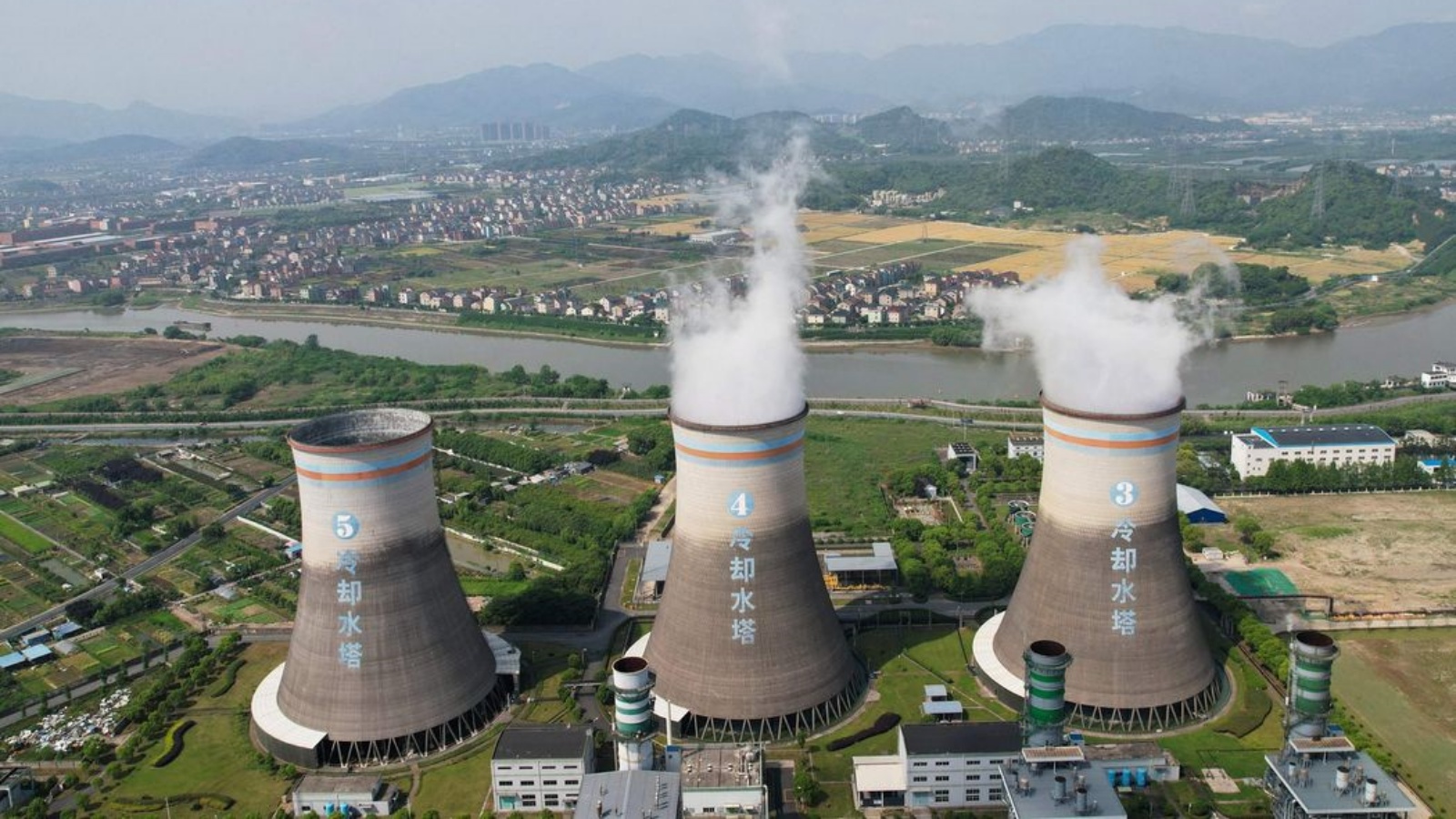 محطة طاقة حرارية في هانغتشو بمقاطعة تشجيانغ شرقي الصين. (هذه الصورة الجوية التقطت في 16 تموز/ يوليو 2021).