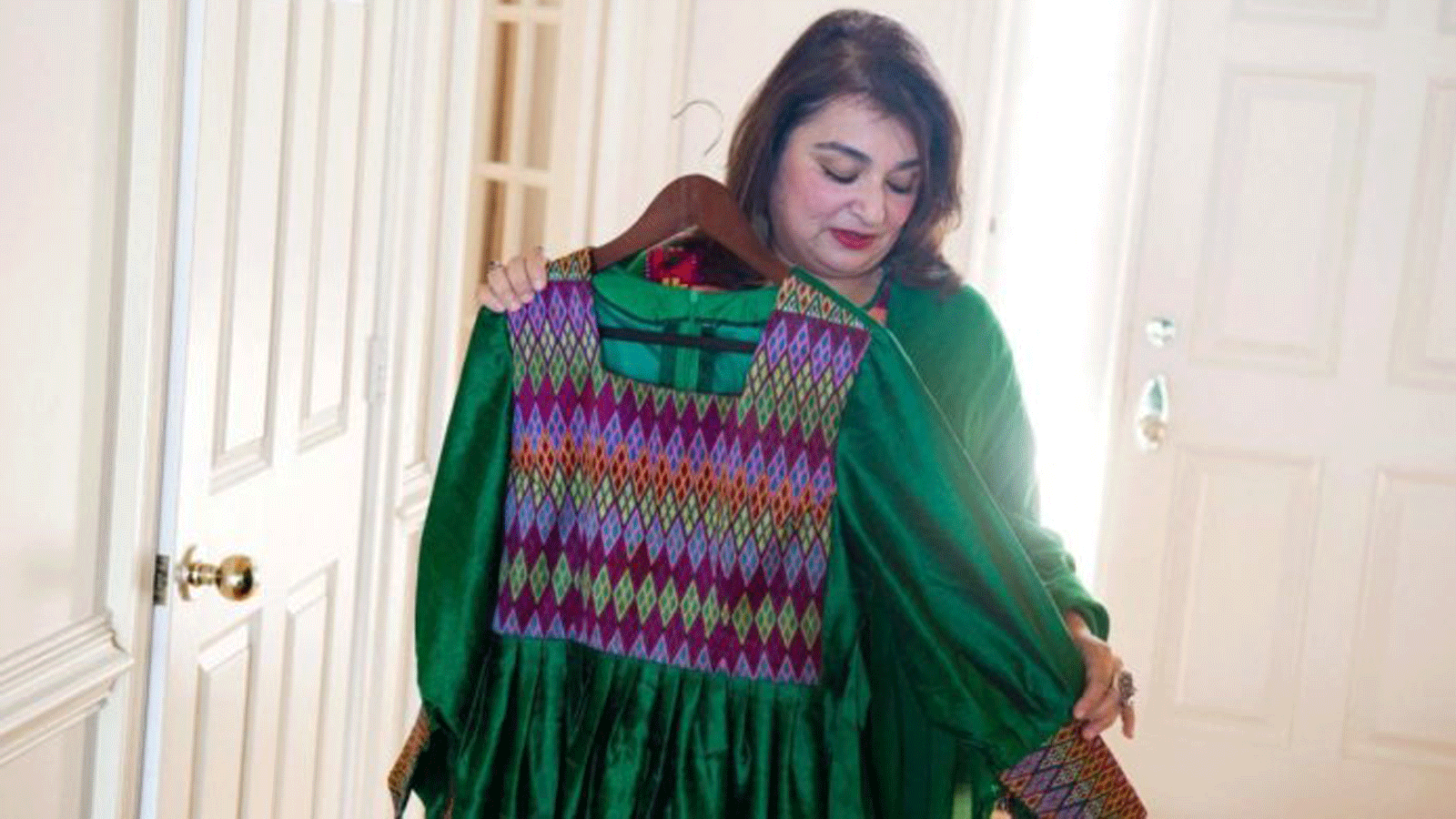 بهار جلالي، أكاديمية أفغانية تحمل الجنسية الأميركية، ترتدي الزي الأفغاني التقليدي في منزلها في جلينوود ، ماريلاند ، 24 أيلول/ سبتمبر 2021