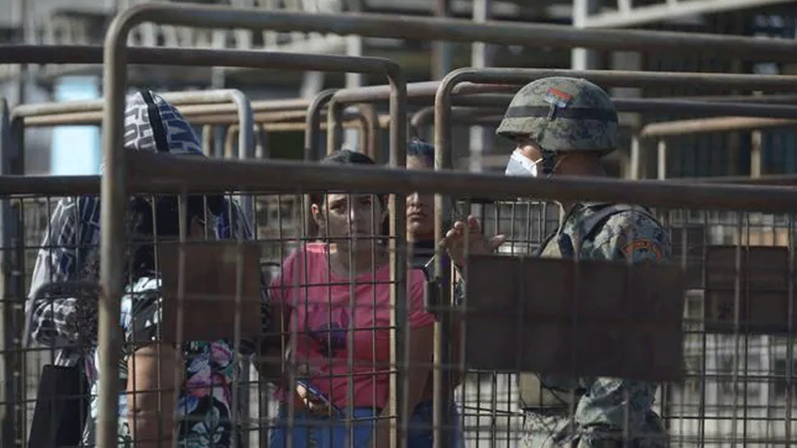 أقارب السجناء ينتظرون الأخبار خارج سجن غواياكيل