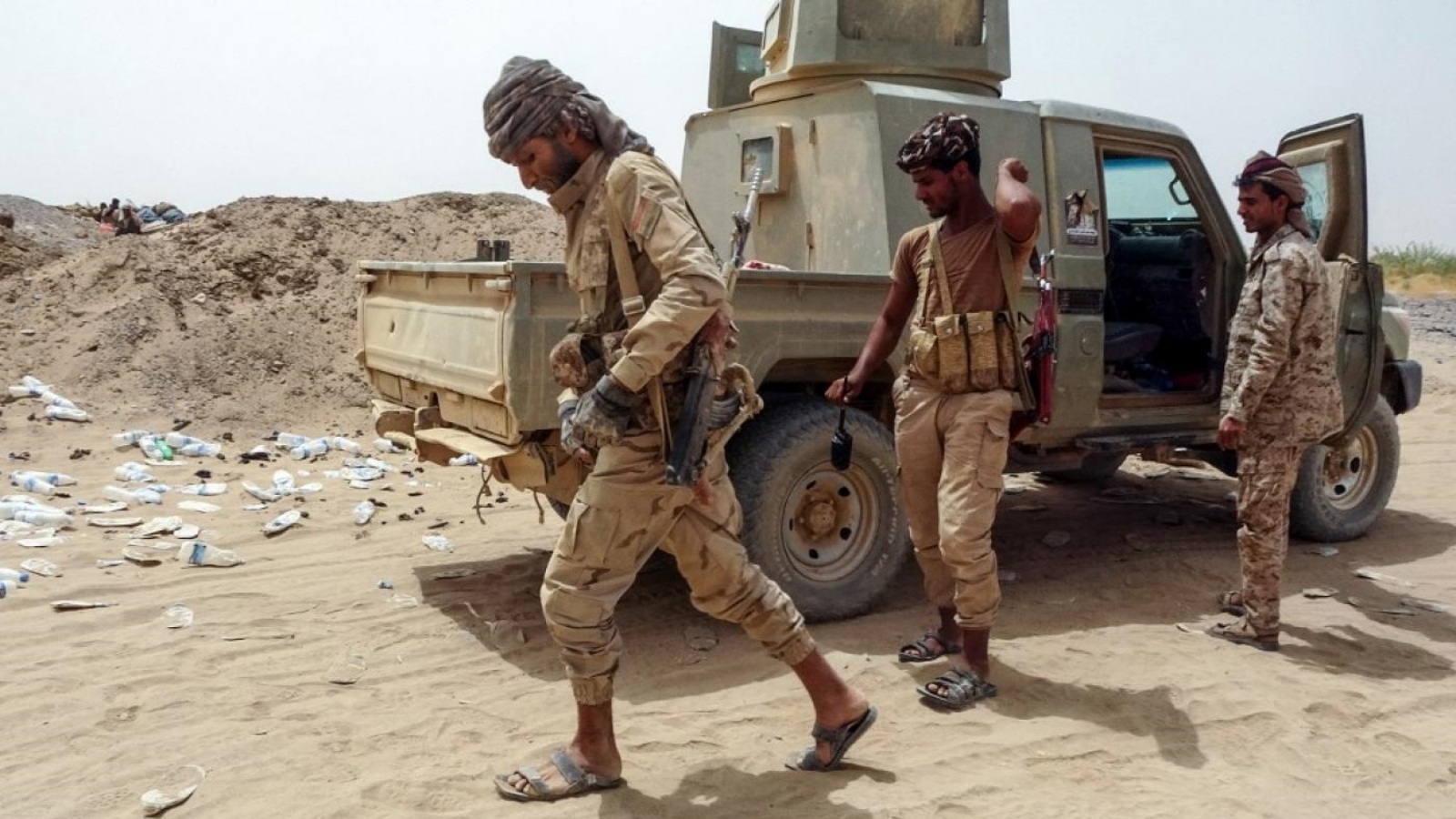 مقاتلون موالون للحكومة اليمنية المدعومة من السعودية بالقرب من خط المواجهة في مواجهة المتمردين الحوثيين المدعومين من إيران في محافظة مأرب شمال شرق البلاد، في 19 حزيران/ يونيو.