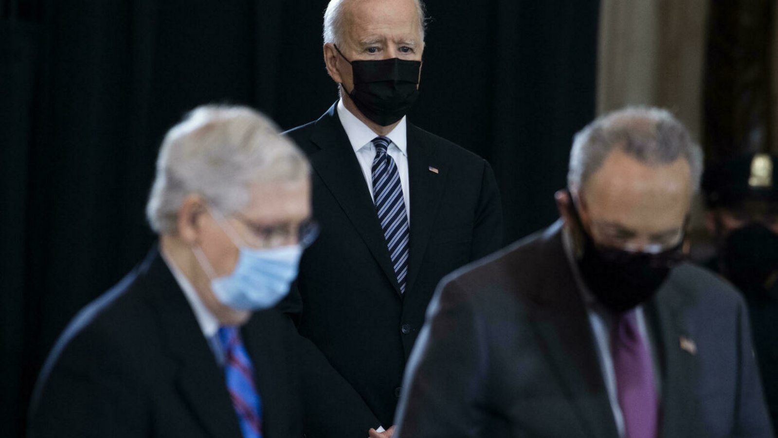 الأجندة المحلية للرئيس جو بايدن تعتمد على نتيجة معركة بين زعيم الأغلبية الديمقراطية في مجلس الشيوخ تشاك شومر (يمين) ونظيره الجمهوري ميتش ماكونيل حول الإنفاق الحكومي والديون.