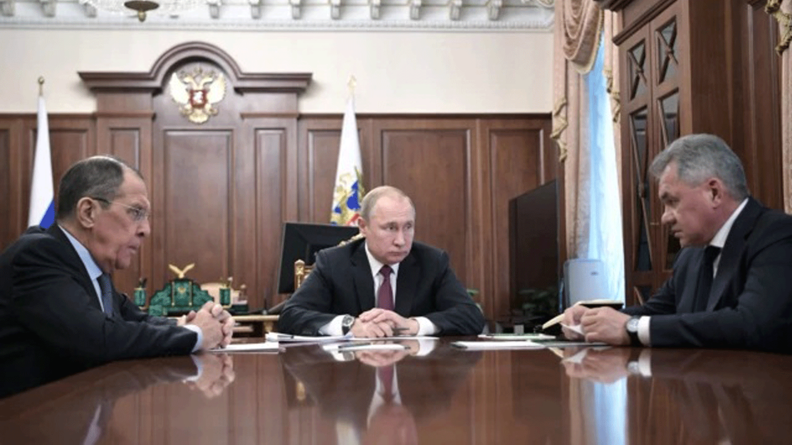الرئيس الروسي فلاديمير بوتين (في الوسط) في موسكو مع وزير الخارجية سيرغي لافروف (إلى اليسار) ووزير الدفاع سيرغي شويغو.