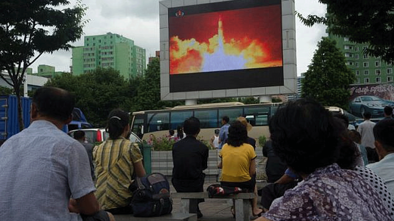 مواطنون يشاهدون تغطية تلفزيونية لتجربة صاروخ باليستي عابر للقارات معروضة على شاشة في ساحة عامة في بيونغ يانغ ، 29 يوليو/ تموز 2017.