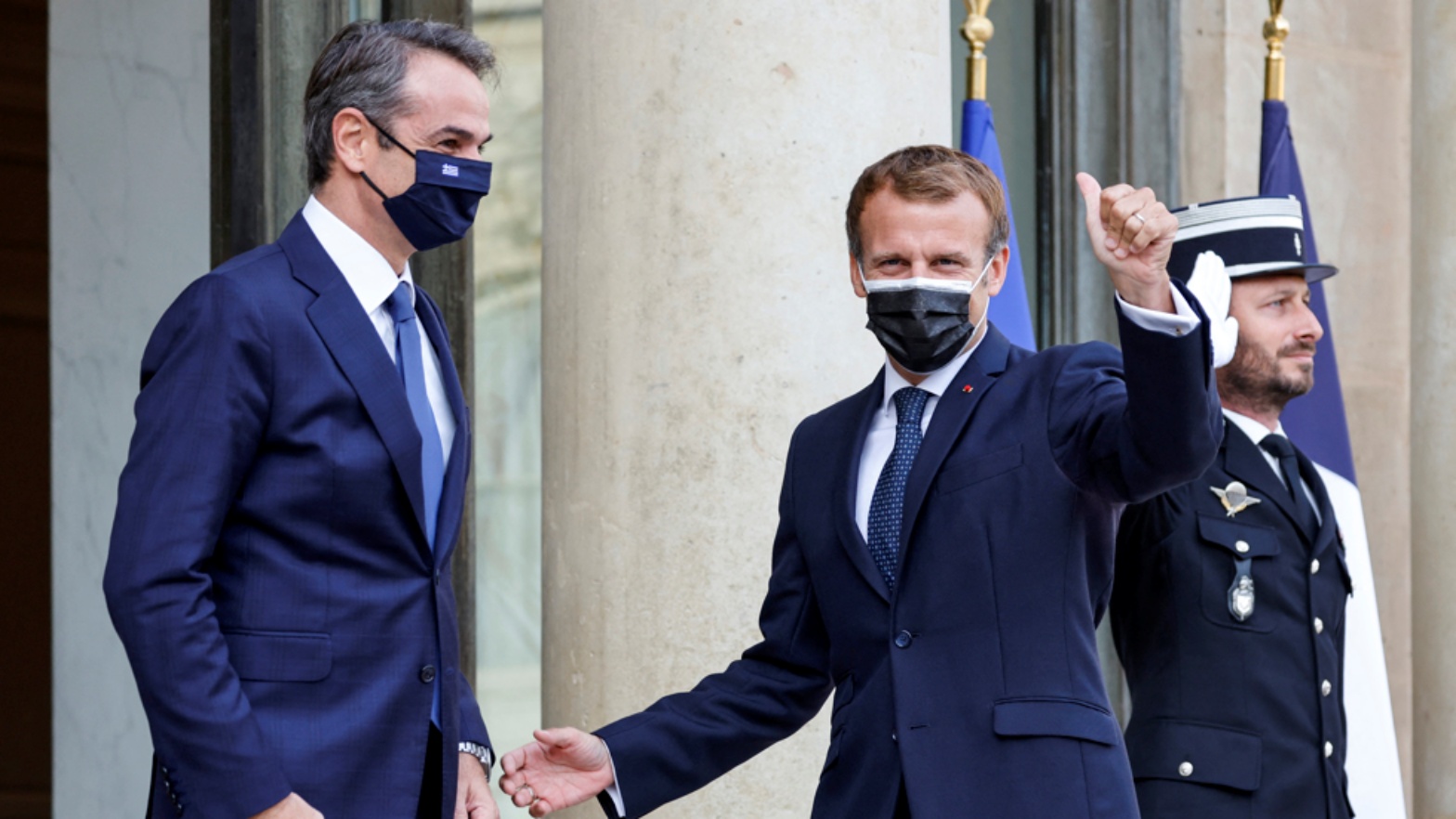 الرئيس الفرنسي إيمانويل ماكرون (إلى اليمين) ورئيس الوزراء اليوناني كيرياكوس ميتسوتاكيس في قصر الإليزيه في باريس. في 28 أيلول/ سبتمبر 2021.