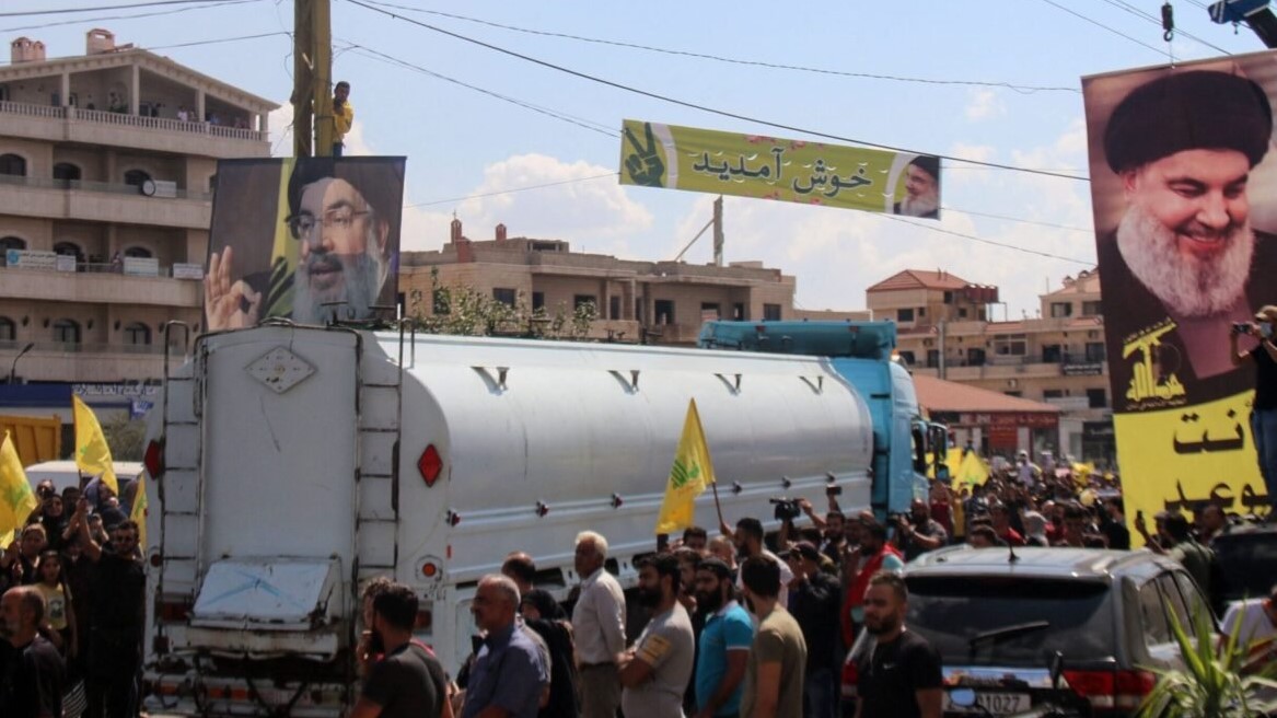 أنصار نصرالله يرفعون صوره مع وصول وقود إيراني إلأى مناطق حزب الله من طريق سوريا