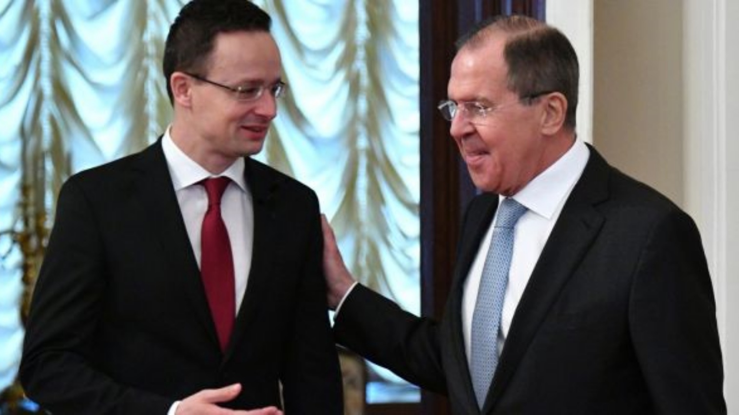 وزير الخارجية المجري بيتر زيجارتو (إلى اليسار) مع نظيره الروسي سيرجي لافروف في موسكو. (أرشيفية)