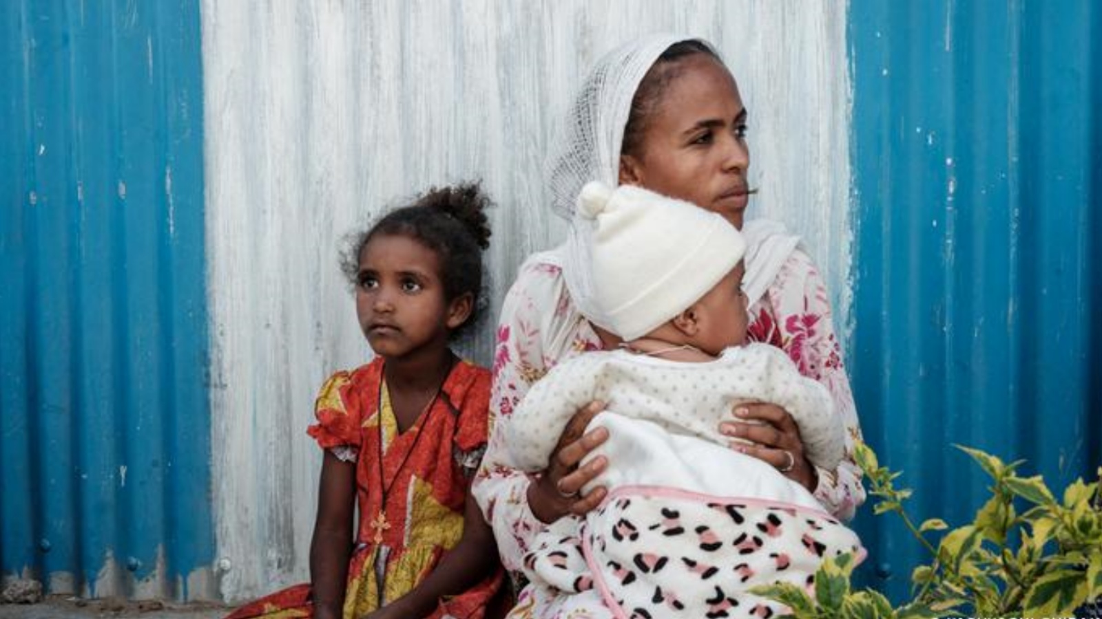 امرأة مع طفليها في إقليم تيغراي.