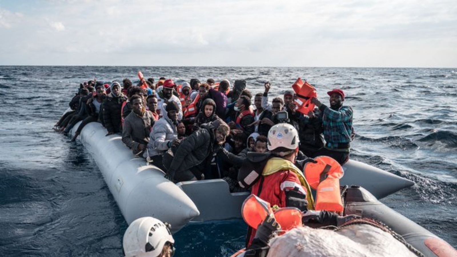 مجموعة من المهاجرين على متن قارب في البحر الأبيض المتوسط. ( من صفحة Sea-Watch Legal Aid Fund في تويتر)