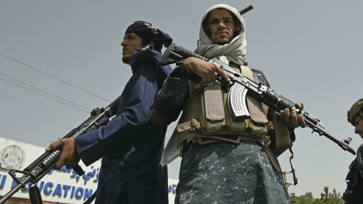 عنصران من طالبان في مدينة جلال أباد