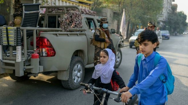 طفلان في كابول بتاريخ 30 سبتمبر 2021