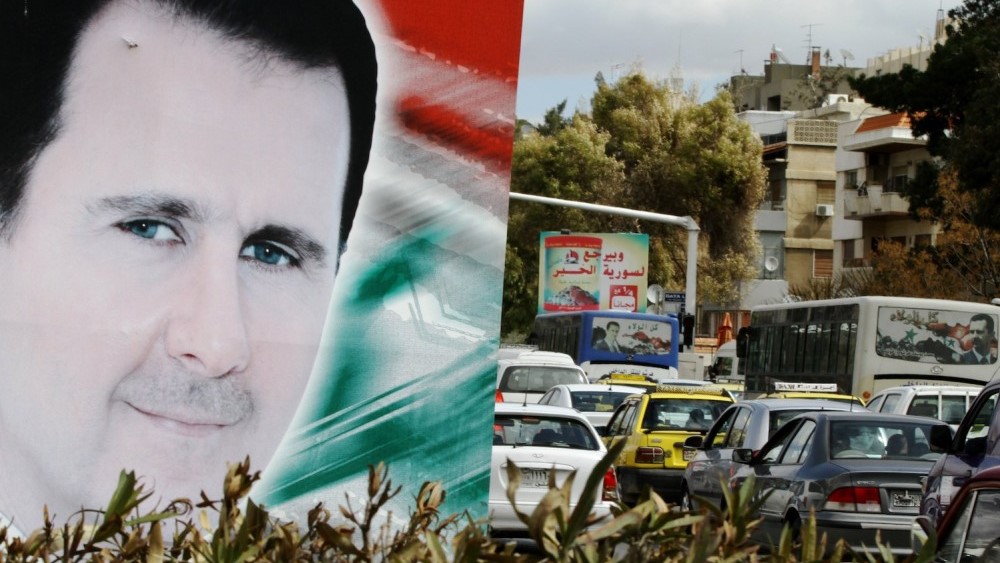 لافتة تحمل صورة رئيس النظام السوري بشار الأسد في دمشق في 4 مارس 2015