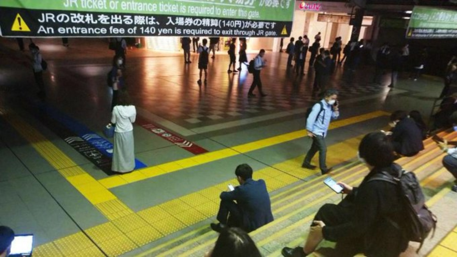 أشخاص ينتظرون إعادة تشغيل القطارات بعدما تم إيقافها بسبب الزلزال في طوكيو، اليابان. (من صفحة Ross Feingold في تويتر)