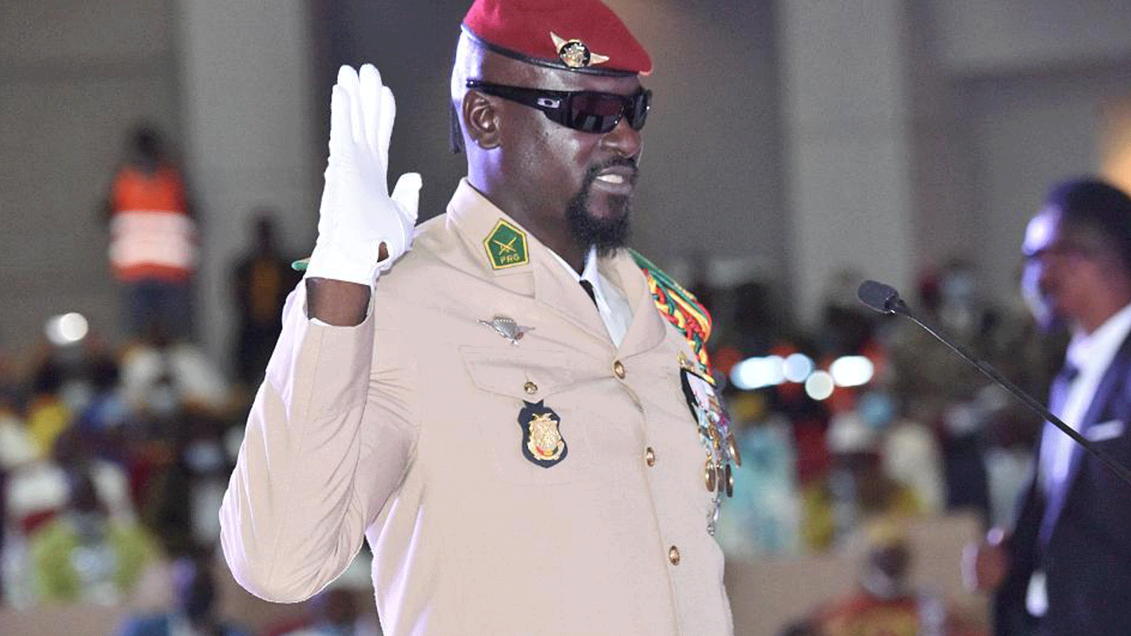 زعيم المجلس العسكري الغيني العقيد مامادي دومبويا، يرفع يده في مراسم أداء اليمين كرئيس لانتقال البلاد في 1 تشرين الأول/ أكتوبر 2021 في كوناكري.