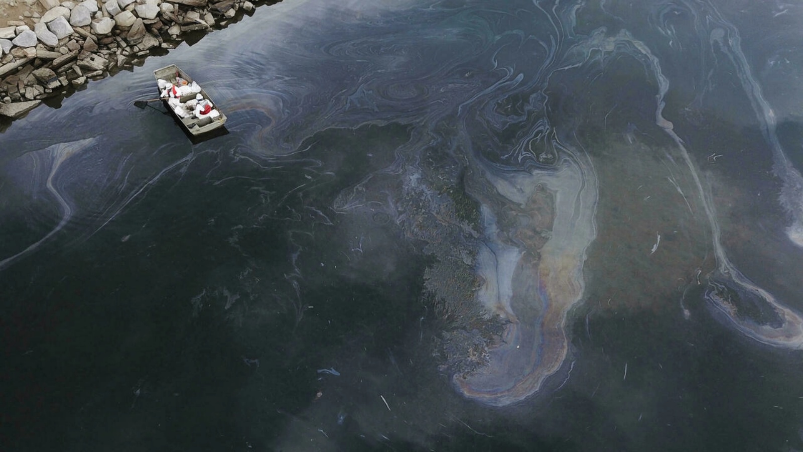 طواقم الاستجابة البيئية تقوم بتنظيف النفط بالقرب من مصب نهر تالبرت مارش وسانتا آنا.