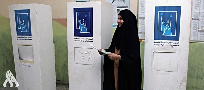 عراقية تدلي بصوتها في انتخابات بلدها عام 2018 (الوكالة الرسمية)