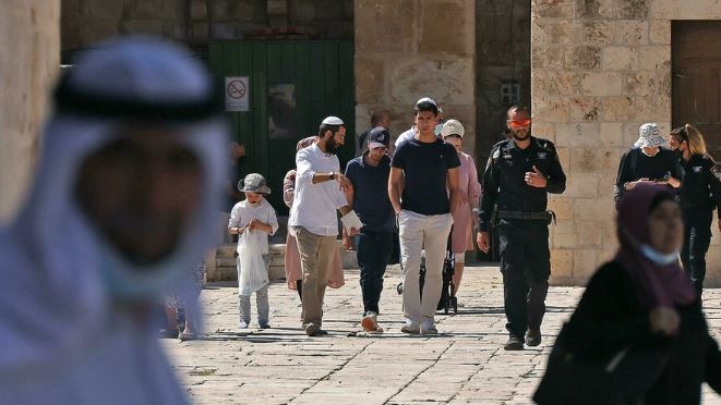 متدينون يهود يصلون إلى باحات المسجد الأقصى في القدس الشرقية المحتلة في السابع من أكتوبر 2021