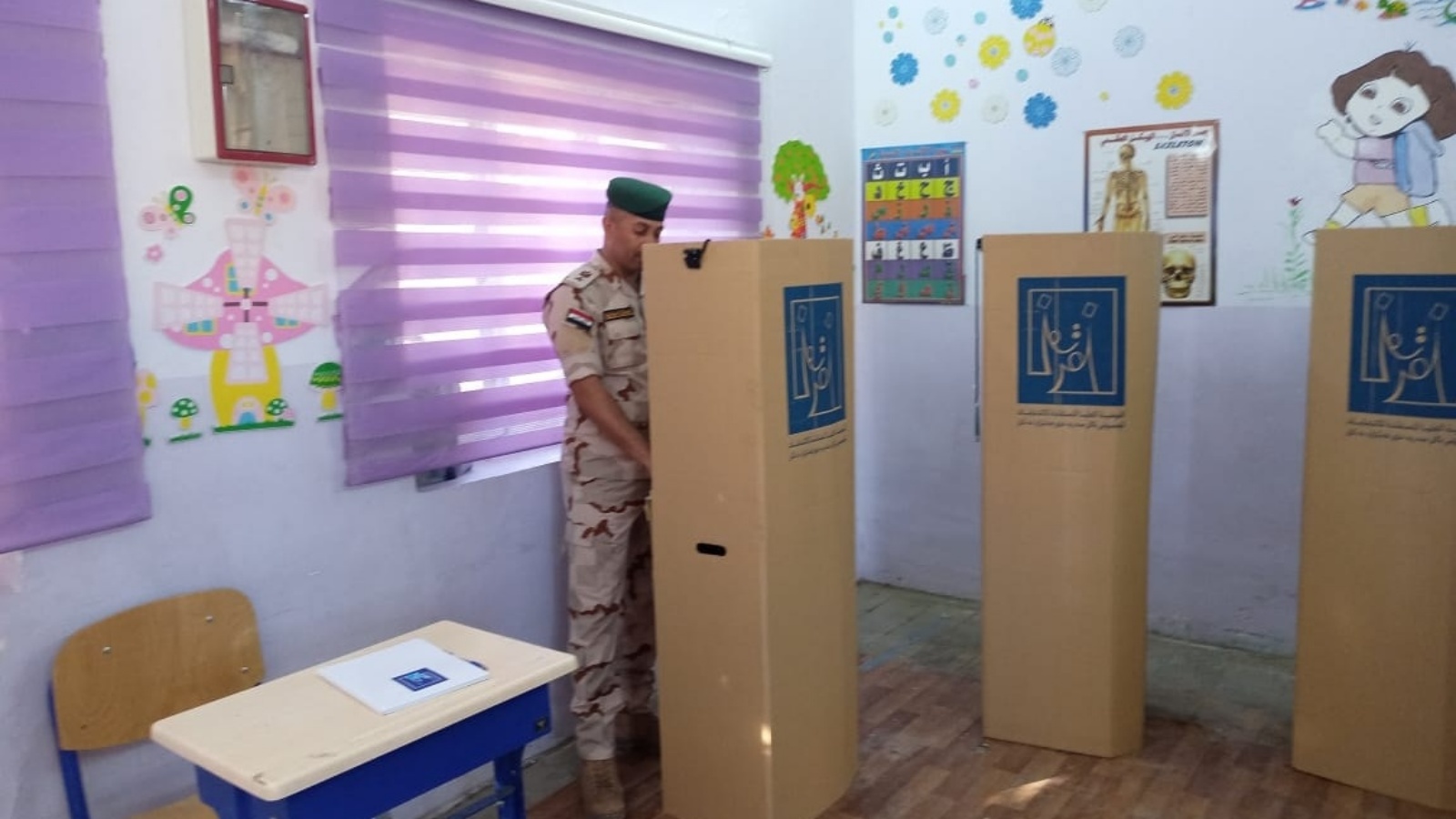 عسكري عراقي يدلي بصوته في الاقتراع الخاص الجمعة في 8 تشرين الأول/ أكتوبر 2021 (الإعلام الأمني)