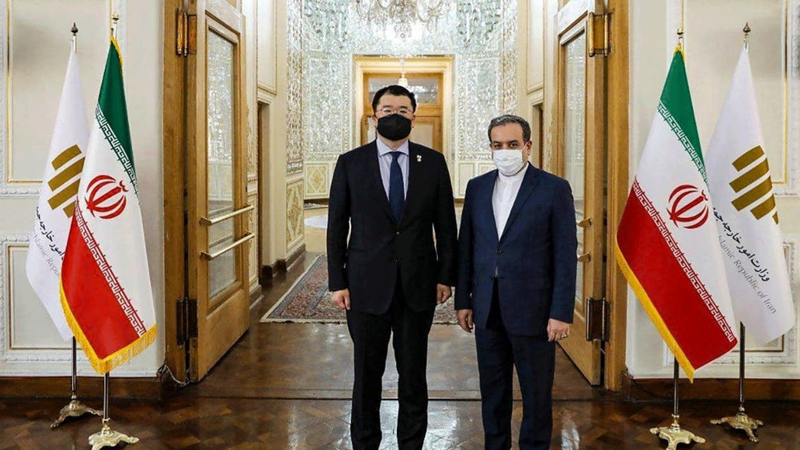 صورة مطبوعة قدمتها وزارة الخارجية الإيرانية في 10 كانون الثاني /يناير 2021، تُظهر لقاء نائب وزير خارجية كوريا الجنوبية تشوي جونغ كون (إلى اليسار) مع نظيره الإيراني عباس عراقجي، في العاصمة الإيرانية طهران.
