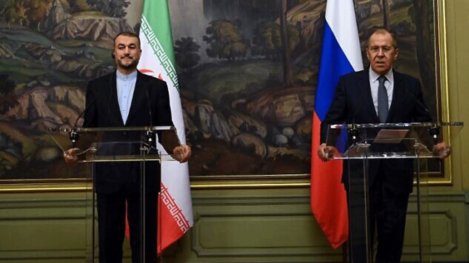 وزير الخارجية الروسي سيرغي لافروف (إلى اليمين) ونظيره الإيراني حسين أمير عبد اللهيان يعقدان مؤتمرا صحفيا مشتركا عقب اجتماعهما في موسكو في 6 تشرين الاول/ أكتوبر 2021