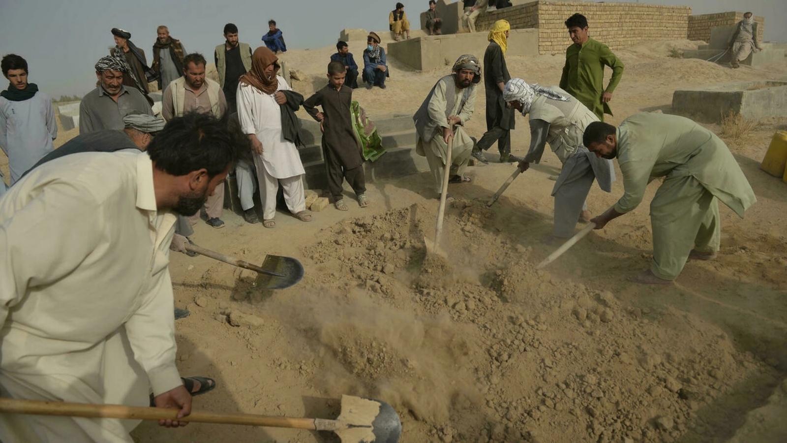 مشيعون من الأقلية الشيعية في أفغانستان يدفنون موتاهم بعد هجوم انتحاري تبناه تنظيم الدولة الإسلامية. بتاريخ 9 تشرين الأول/أكتوبر 2021.