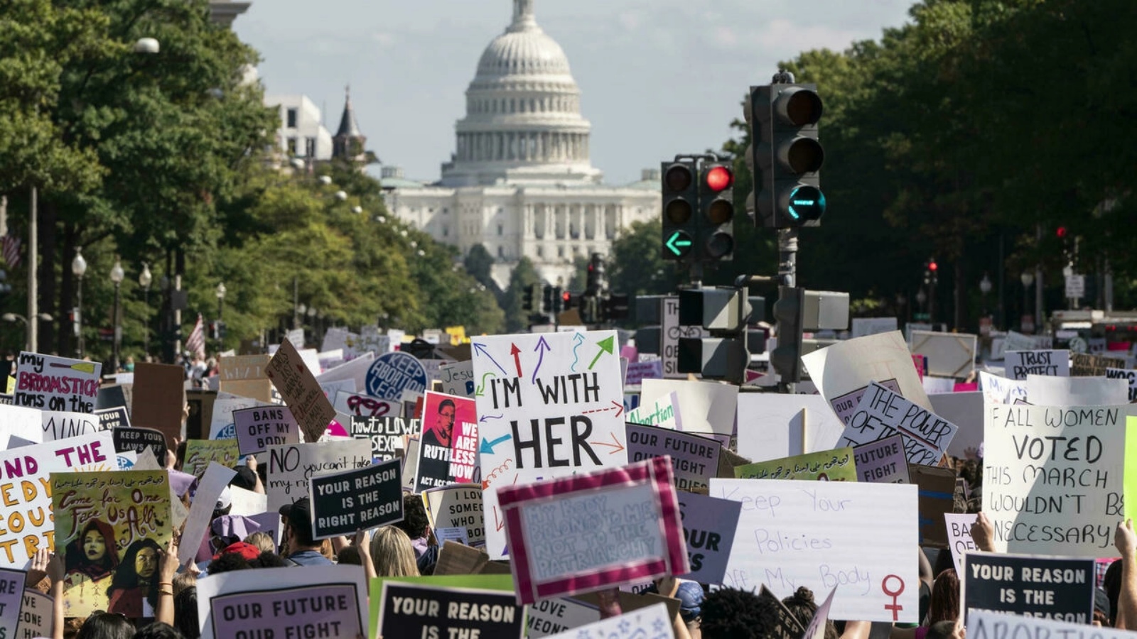 عشرات الآلاف من النساء تظاهرنَ إلى الشوارع في مدن عبر الولايات المتحدة نهاية الأسبوع الماضي، للمطالبة بحقوقهن الإنجابية.
