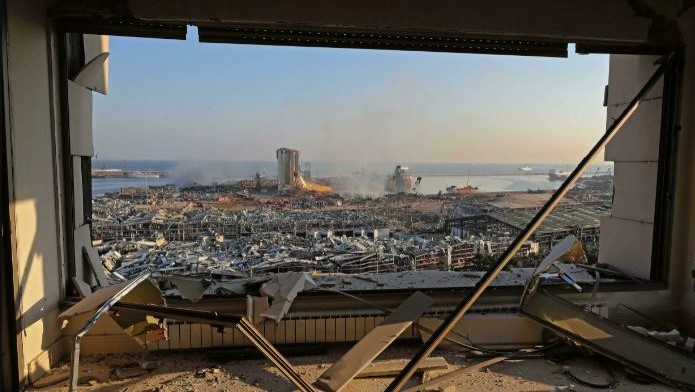 مرفأ بيروت بعد الانفجار في 4 أغسطس 2020 كما يبدو من أحد المنازل الذي دمرها الانفجار نفسه