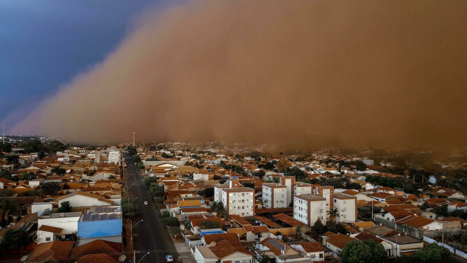 عاصفة رملية ضخمة تجتاح حي نوسا سينهورا دو كارمو في مدينة فروتال، ولاية ميناس جيرايس، البرازيل. في 26 أيلول/سبتمبر 2021.