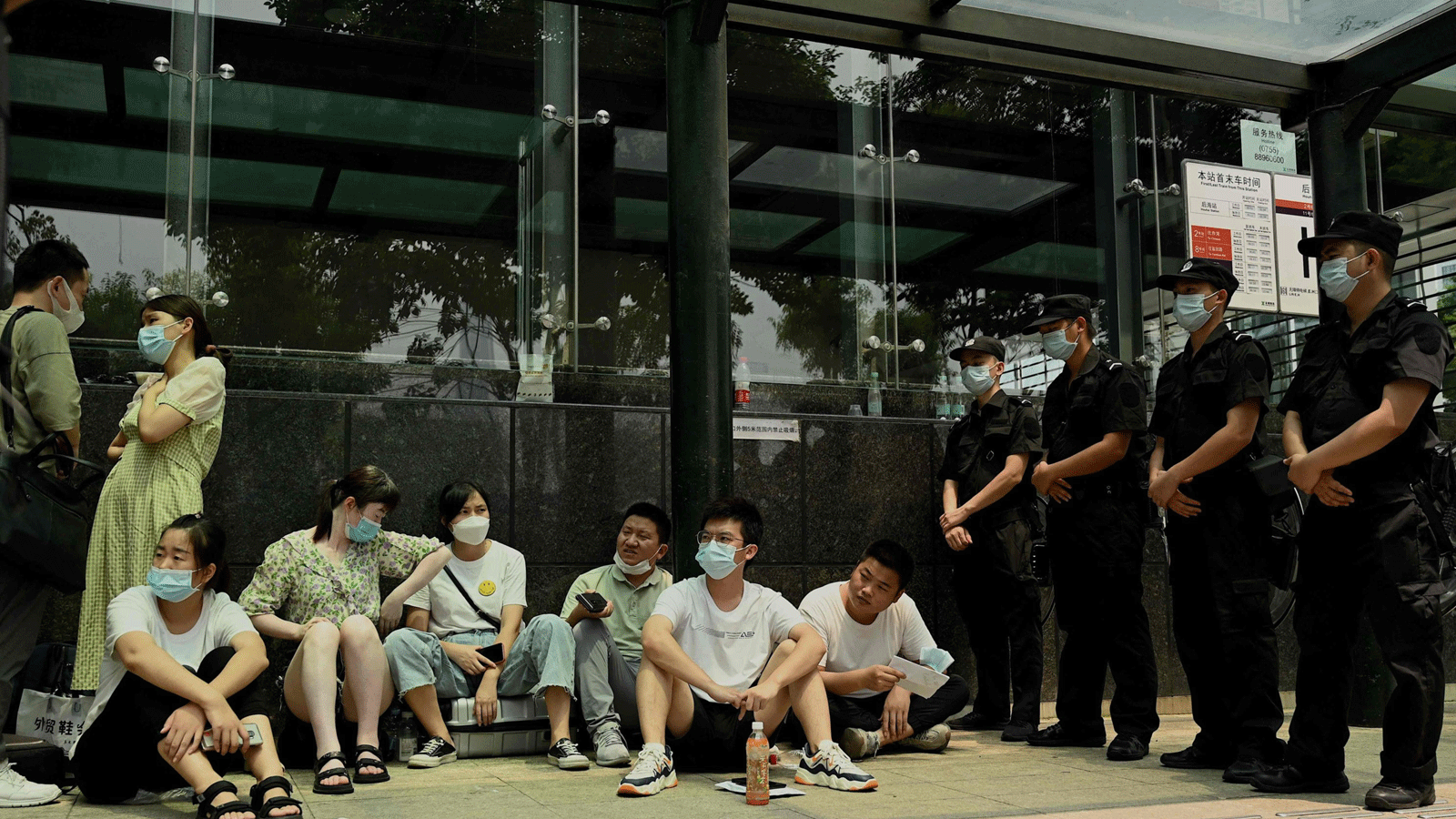الناس يتجمعون مطالبين بمستحقاتهم في مبنى مقر إيفرغراند في شنتشن ، جنوب شرق الصين، 15 أيلول/ سبتمبر، 2021