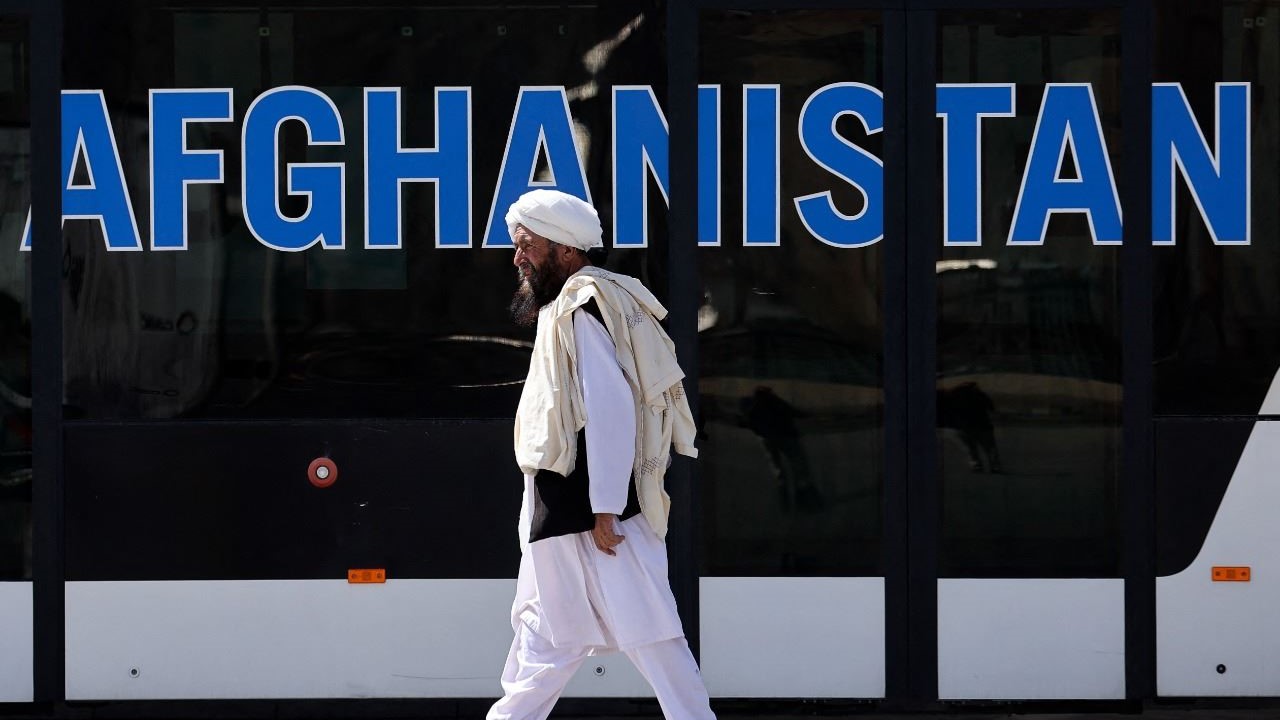 عنصر من طالبان يمشي في مطار كابول في 13 سبتمبر 2021