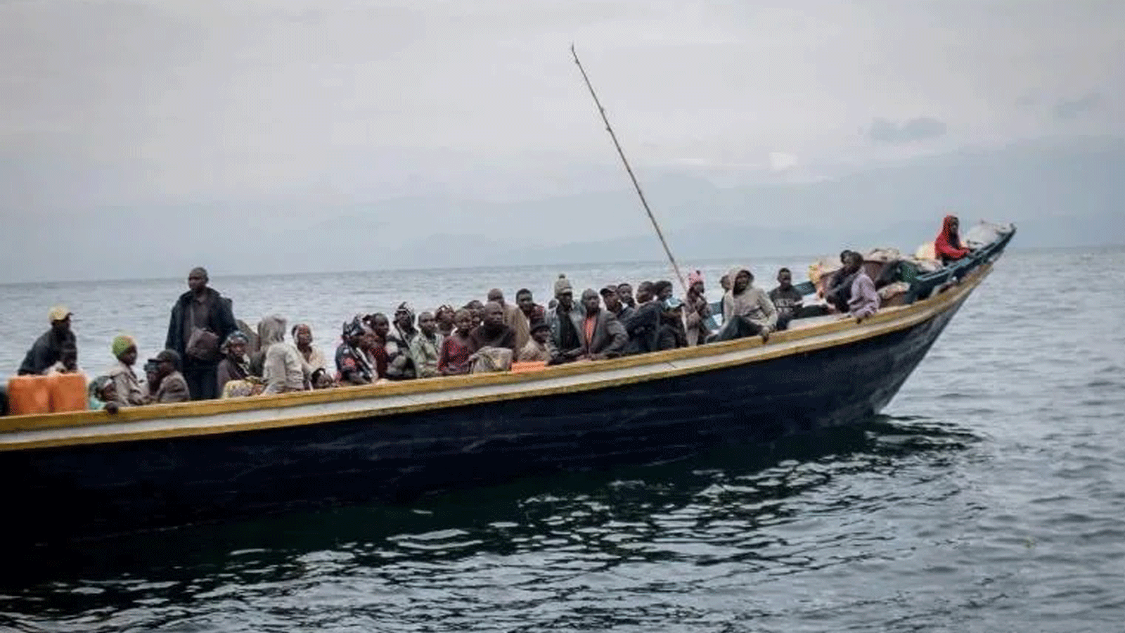 مشهد لمسافرين على متن سفينة محملة بأكثر من طاقتها وغير آمنة في النهر