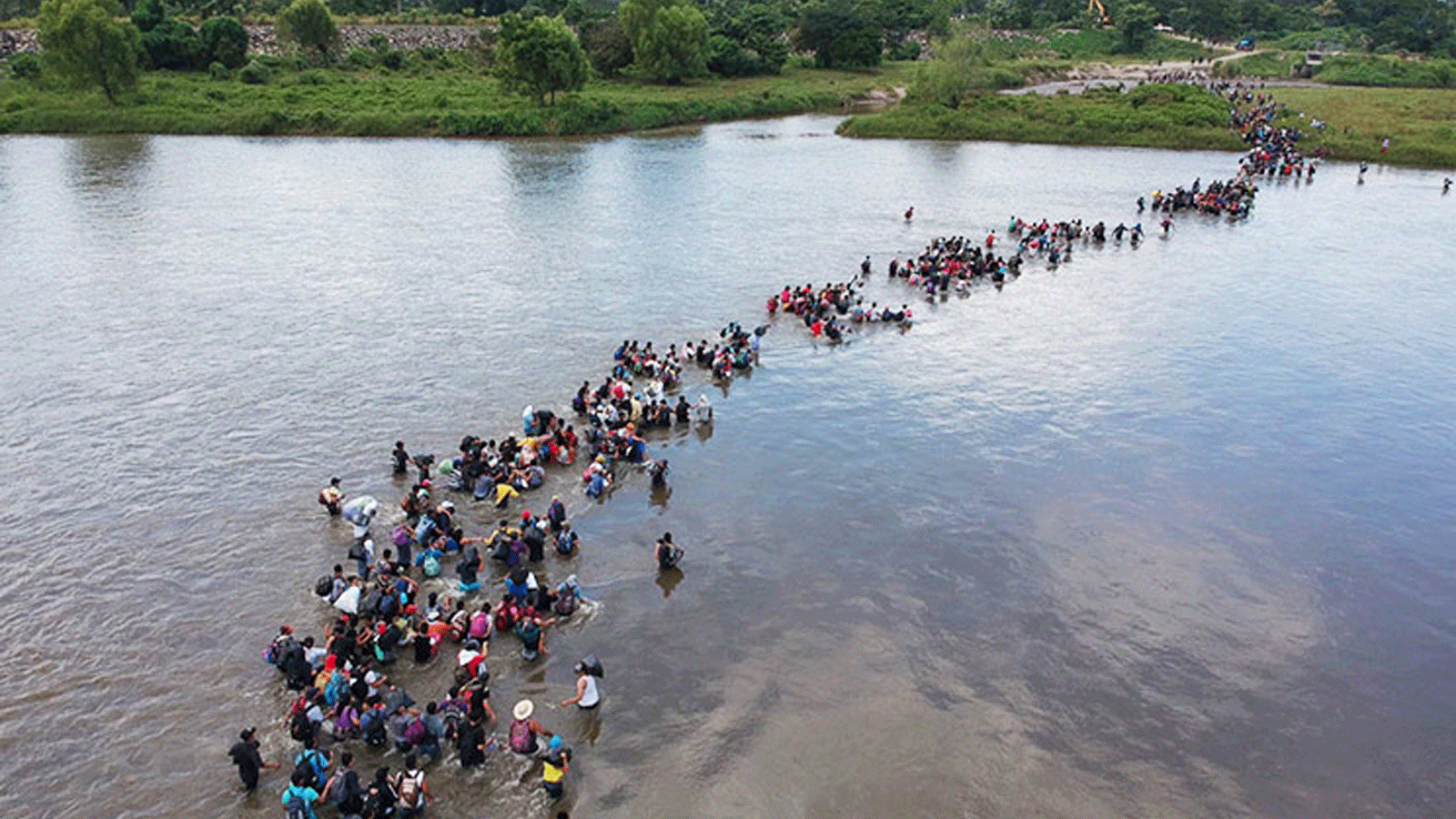 منظر جوي لمهاجرين سلفادوريين متجهين في قافلة إلى الولايات المتحدة، عابرين نهر Suchiate إلى المكسيك، من Ciudad Tecun Uman، غواتيمالا