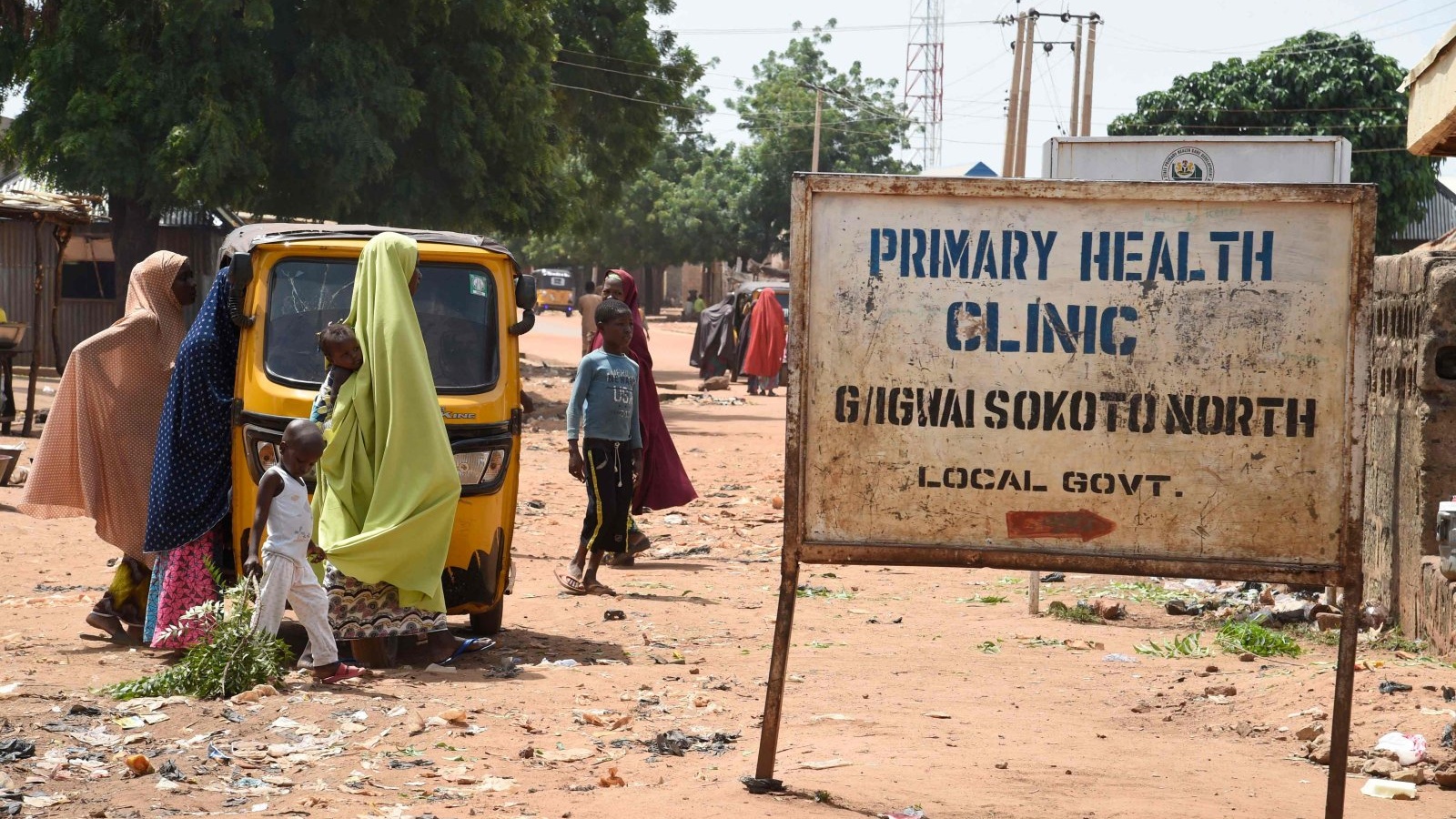 نيجيريات يصلن إلى عيادة الصحة الأولية، غلغواي سوكوتو نورث في شمال غرب نيجيريا. في 21 أيلول/سبتمبر 2021