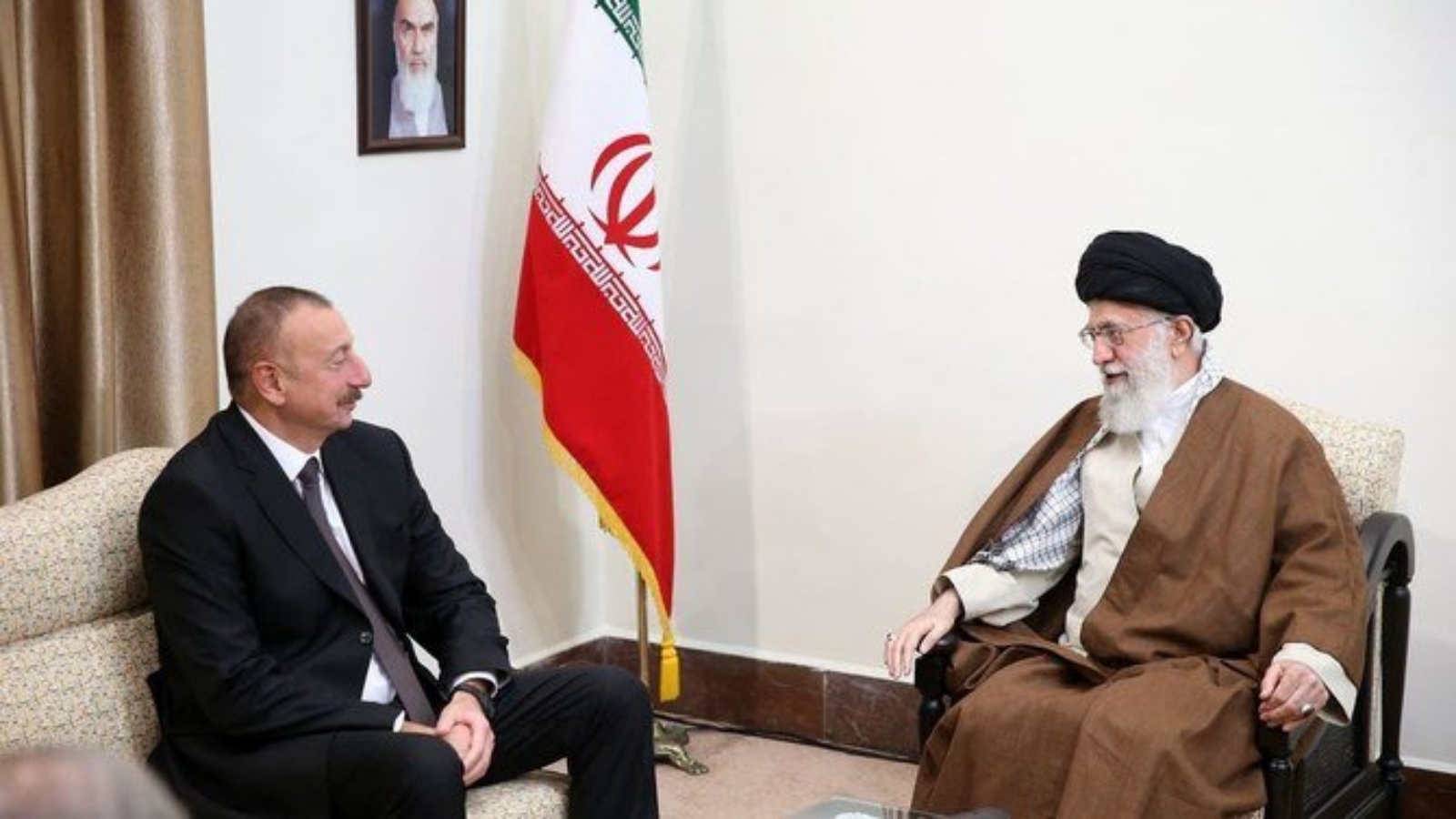 الرئيس الأذربايجاني إلهام علييف مع علي خامنئي في صورة من الأرشيف منشورة على تويتر