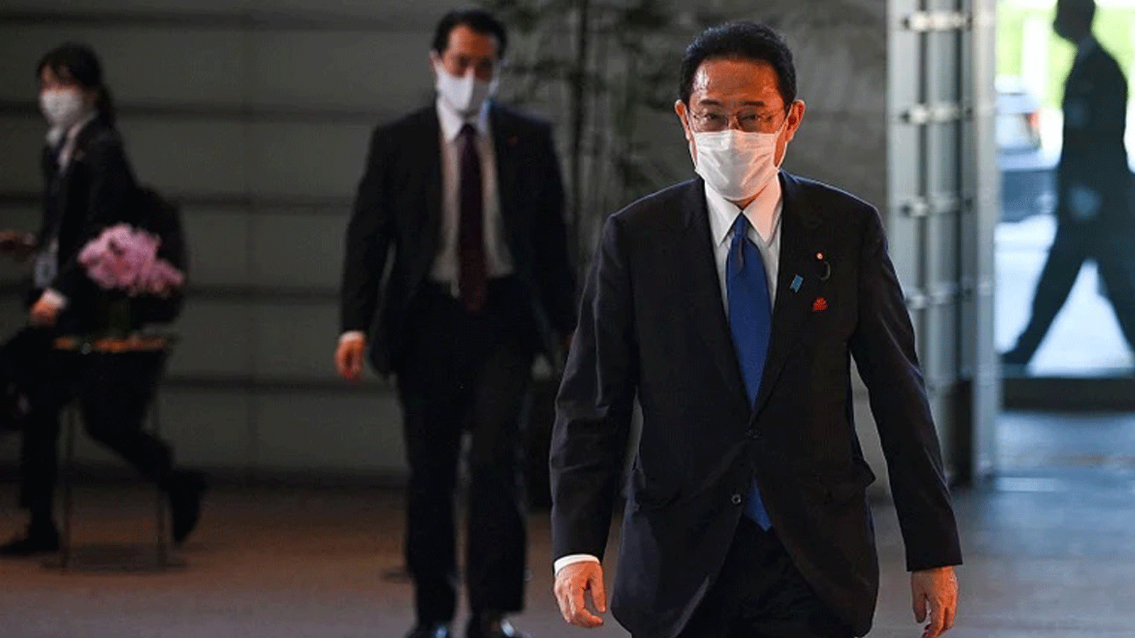 رئيس الوزراء الياباني الجديد فوميو كيشيدا يصل إلى مكتبه في طوكيو في 4 تشرين الأول/أكتوبر 2021