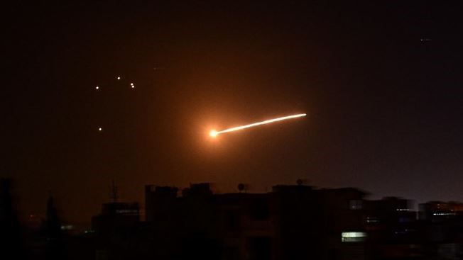 صورة من الأرشيف لوسائط دفاع جوي تصد صواريخ إسرائيلية في سماء العاصمة السورية دمشق