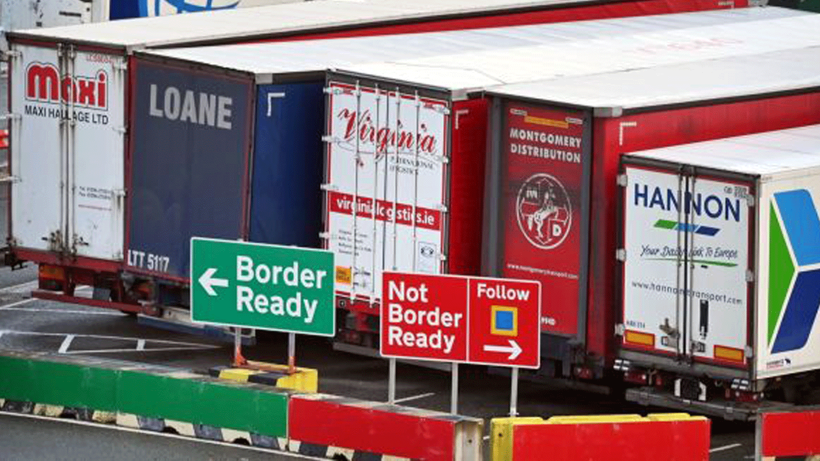 لافتات في ميناء هوليهيد في شمال ويلز تشير إلى الاتجاه الذي يجب أن تتبعه المركبات اعتماداً على الأوراق ذات الصلة للعبور إلى إيرلندا. 