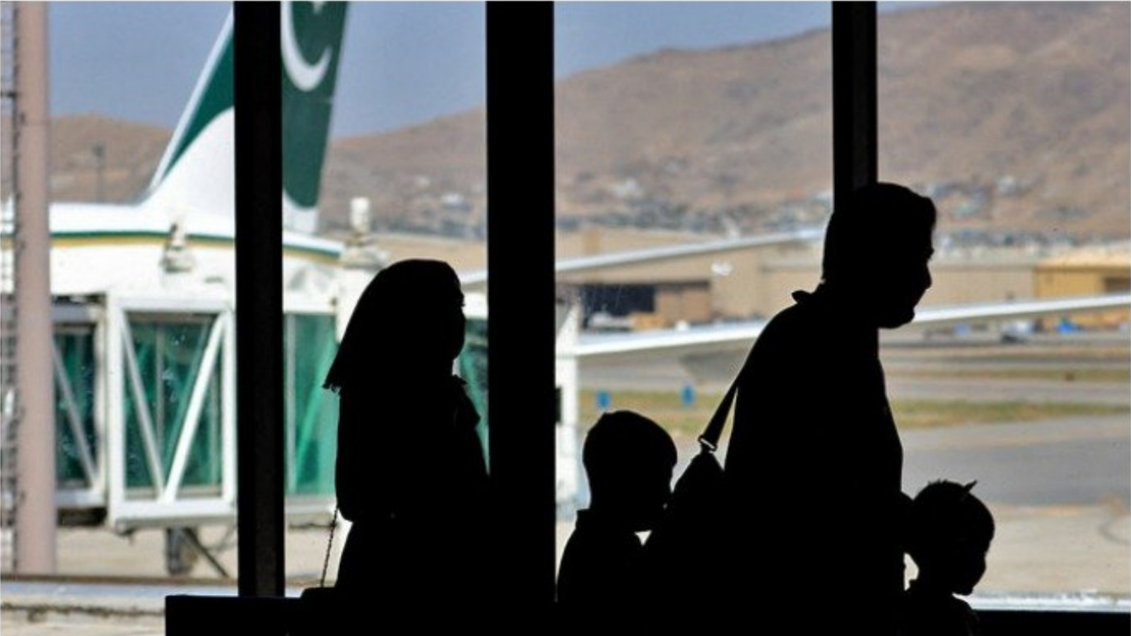 ركاب يغادرون على متن طائرة تابعة للخطوط الجوية الباكستانية في مطار كابول، أفغانستان. في 13 أيلول/سبتمبر 2021.