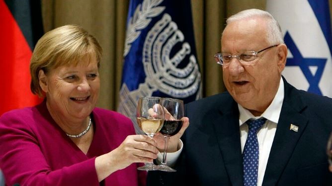 صورة من الأرشيف للمستشارة الألمانية السابق أنجيلا ميركل مع الرئيس الإسرائيلي الأسبق رؤوفين ريفلين في المجمع الرئاسي في القدس